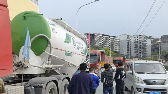 凌宇2021款粉罐車驚艷亮相，場面火爆