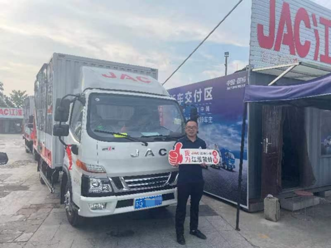 因?yàn)榭诒俅尾少?gòu)，6臺(tái)江淮1卡駿鈴V5交付連云港申通快遞