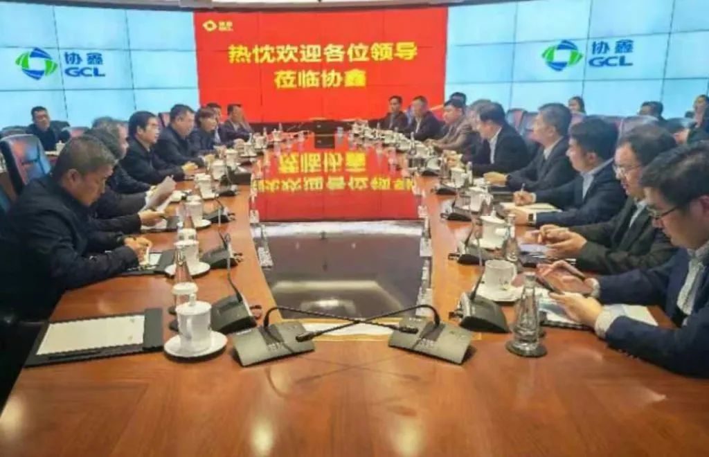 包頭市委書記丁繡峰出席見證北奔重汽與協鑫集團簽約