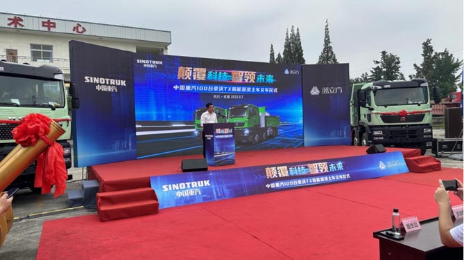 中國重汽新能源丨成都區域100臺豪沃TX新能源渣土車圓滿交付！