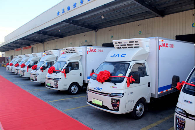 空間成就自由，長航無懼遠方！首批8臺愷達U7冷藏車順利交付