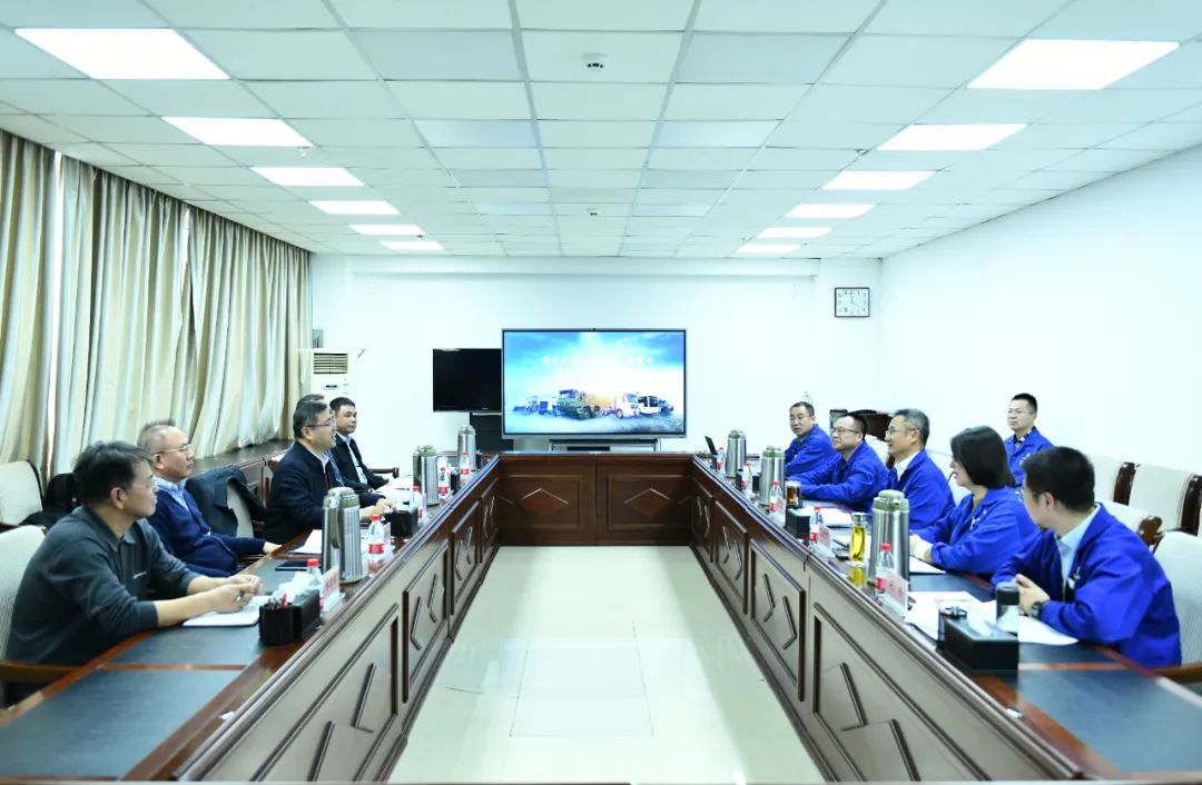 中國北方車輛有限公司黨委書記、董事長李進興到北奔重汽交流合作
