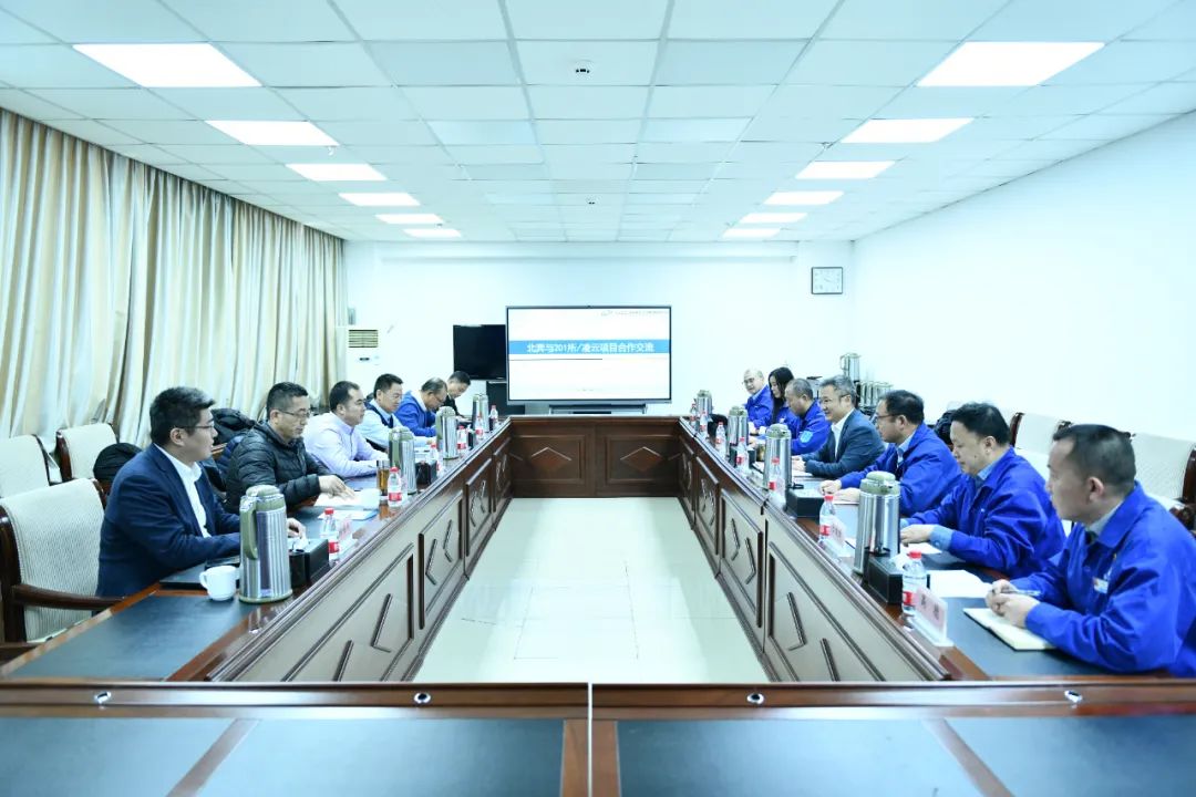 凌云股份總經理鄭英軍一行到北奔重汽交流合作