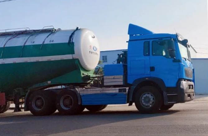 中國重汽豪沃423kWh牽引車：能省會賺 高效運輸更勝一籌