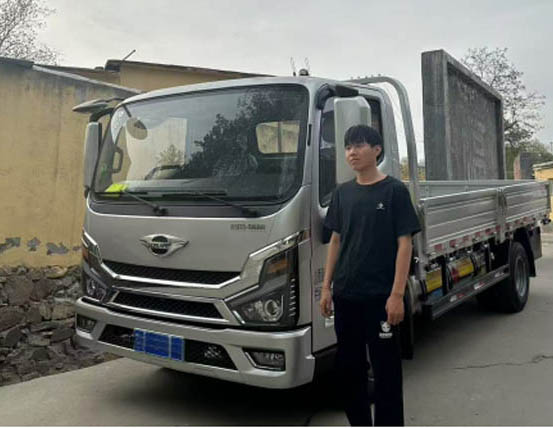 王世元的貨運(yùn)搭檔：寬體領(lǐng)航大G-LNG輕卡開啟高效運(yùn)輸新體驗(yàn)